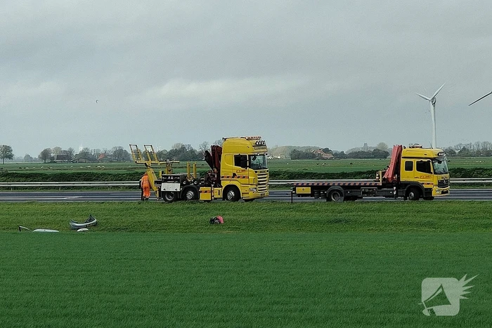 Automobilist vliegt van de snelweg belandt is sloot