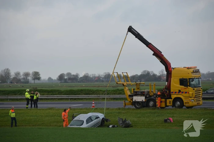 Automobilist vliegt van de snelweg belandt is sloot