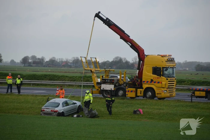 Automobilist vliegt van de snelweg belandt is sloot