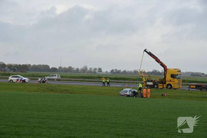 Automobilist vliegt van de snelweg belandt is sloot
