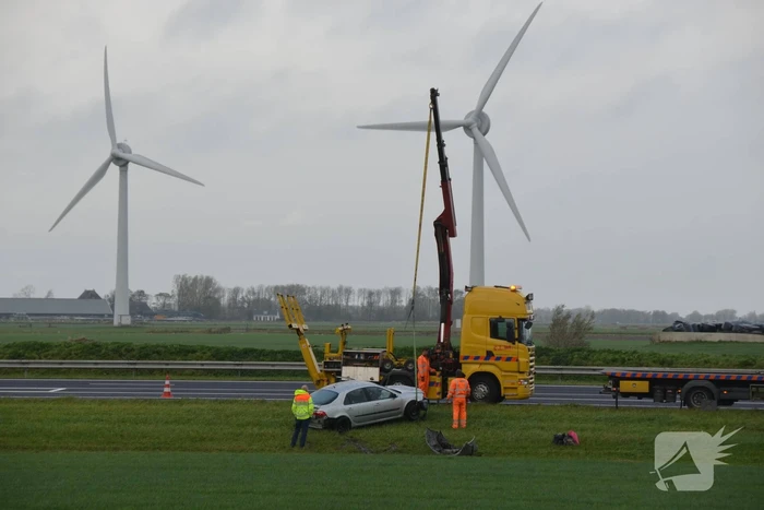 Automobilist vliegt van de snelweg belandt is sloot