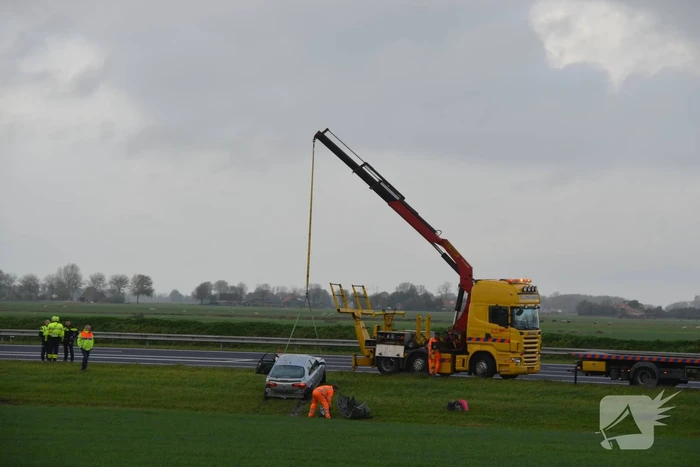 Automobilist vliegt van de snelweg belandt is sloot