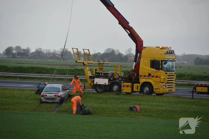Automobilist vliegt van de snelweg belandt is sloot