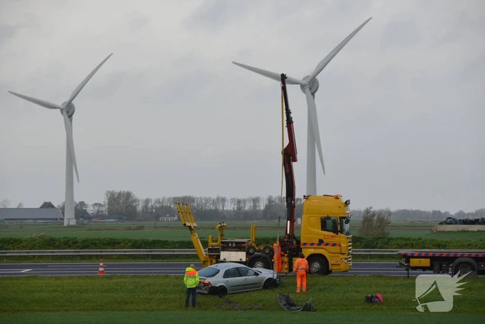 Automobilist vliegt van de snelweg belandt is sloot
