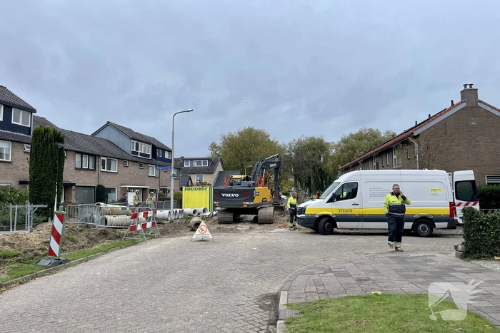Graafmachines trekt gasleiding stuk
