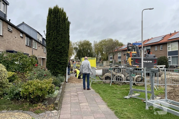 Graafmachines trekt gasleiding stuk