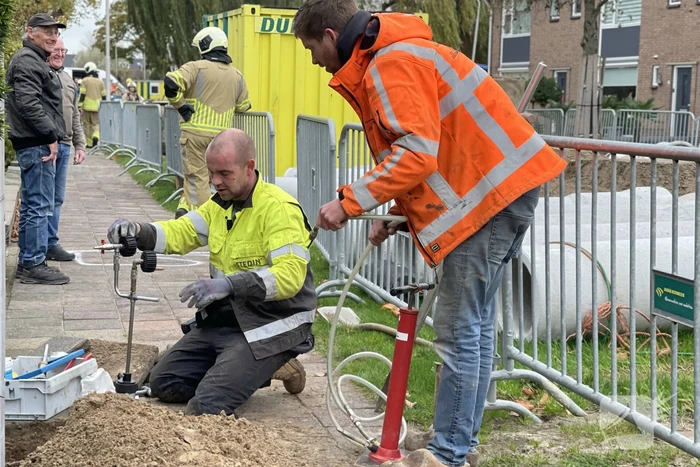 Graafmachines trekt gasleiding stuk