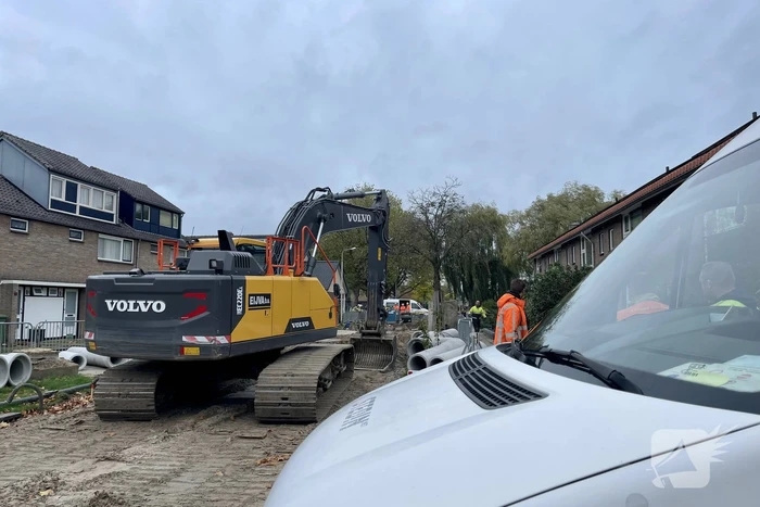 Graafmachines trekt gasleiding stuk