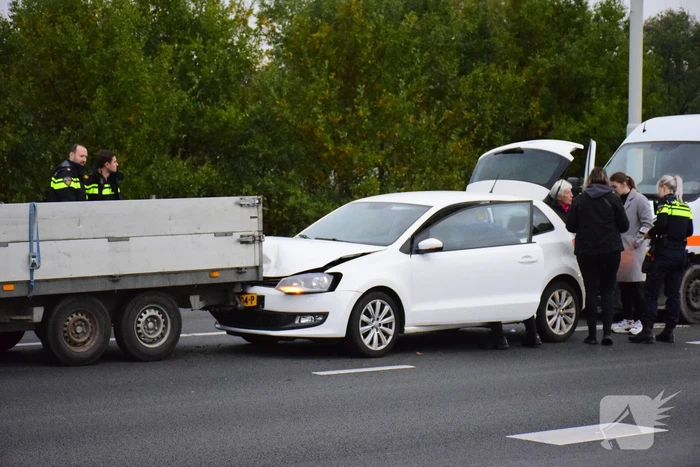 Twee bestelbussen en personenwagen betrokken bij kettingbotsing