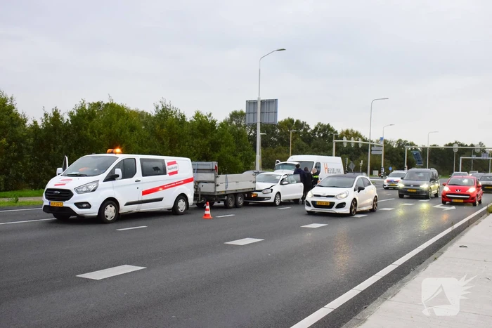 Twee bestelbussen en personenwagen betrokken bij kettingbotsing