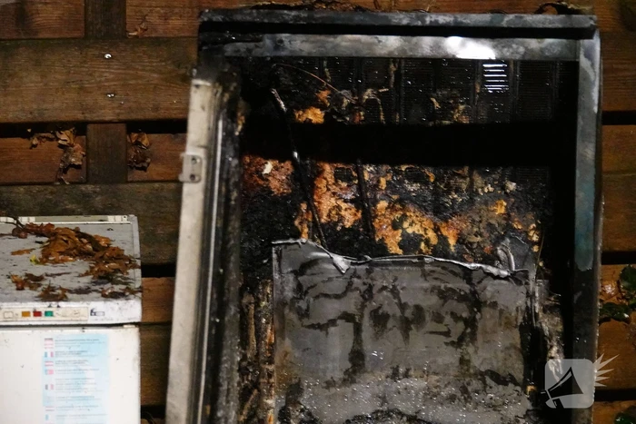 Koelkast gaat in vlammen op, mogelijk brandstichting