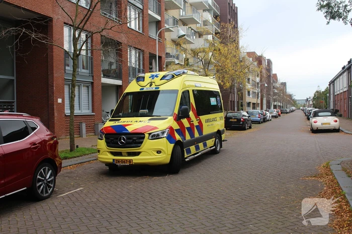 TRAUMAHELIKOPTER LANDT OP PARKEERPLAATS HOTEL