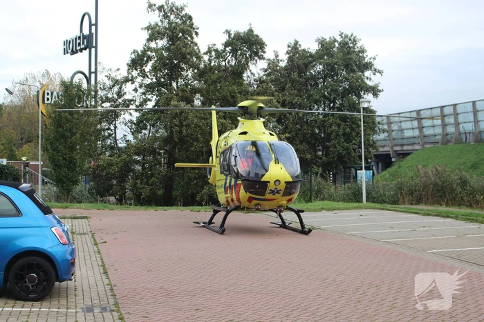 TRAUMAHELIKOPTER LANDT OP PARKEERPLAATS HOTEL