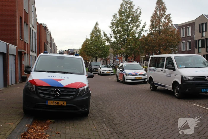 TRAUMAHELIKOPTER LANDT OP PARKEERPLAATS HOTEL
