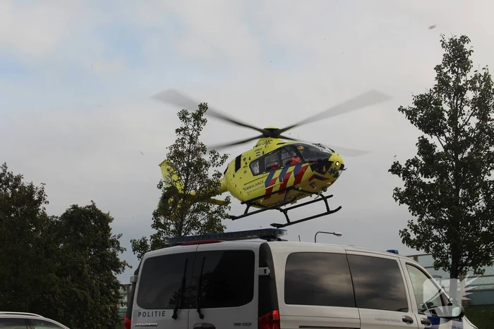 TRAUMAHELIKOPTER LANDT OP PARKEERPLAATS HOTEL