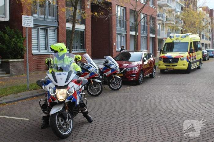 TRAUMAHELIKOPTER LANDT OP PARKEERPLAATS HOTEL