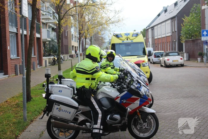 TRAUMAHELIKOPTER LANDT OP PARKEERPLAATS HOTEL