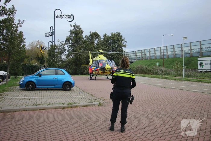 TRAUMAHELIKOPTER LANDT OP PARKEERPLAATS HOTEL