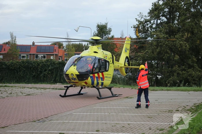 TRAUMAHELIKOPTER LANDT OP PARKEERPLAATS HOTEL