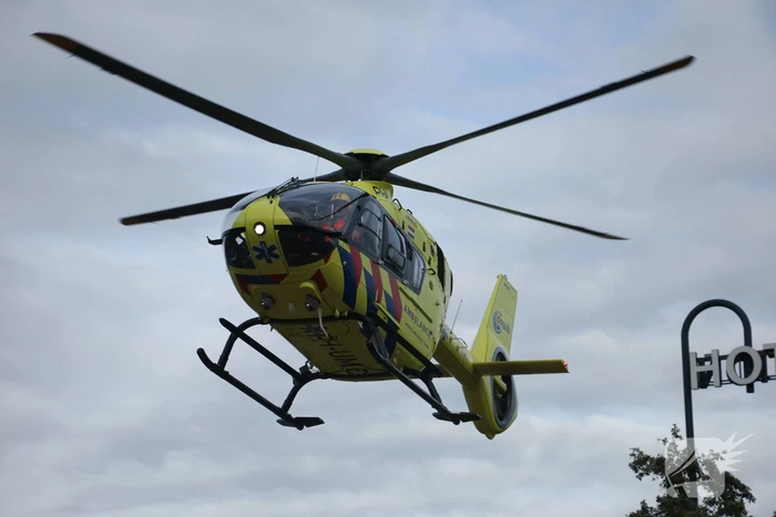 TRAUMAHELIKOPTER LANDT OP PARKEERPLAATS HOTEL