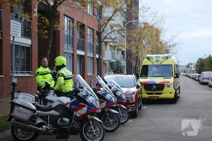 TRAUMAHELIKOPTER LANDT OP PARKEERPLAATS HOTEL