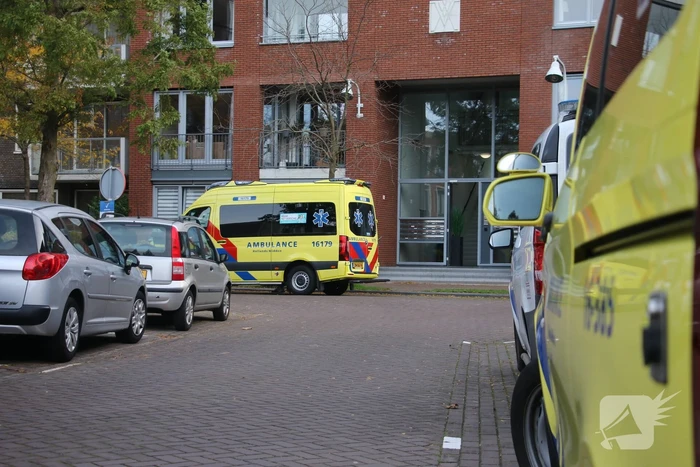 TRAUMAHELIKOPTER LANDT OP PARKEERPLAATS HOTEL