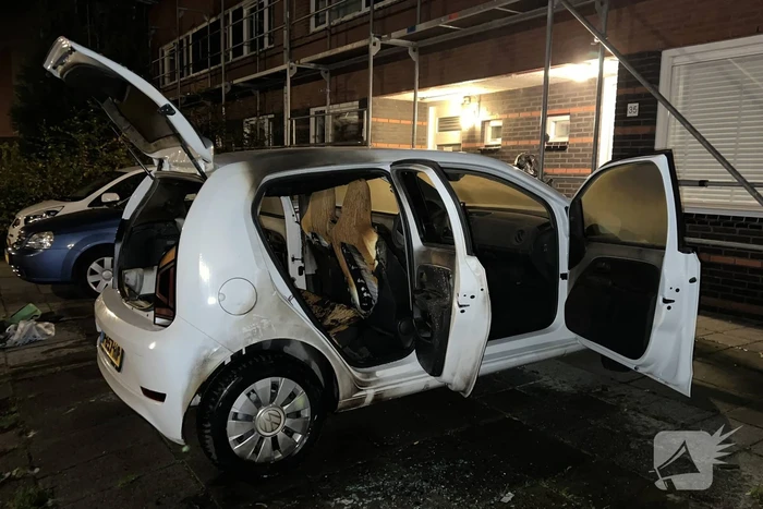 Personenwagen loopt flinke schade op door brand