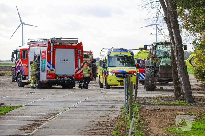 Man raakt op agrarisch bedrijf bekneld in een machine