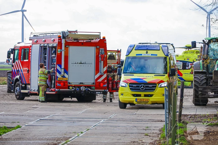 Man raakt op agrarisch bedrijf bekneld in een machine