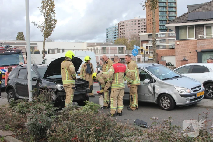 Flinke schade bij botsing tussen twee auto's
