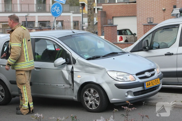 Flinke schade bij botsing tussen twee auto's