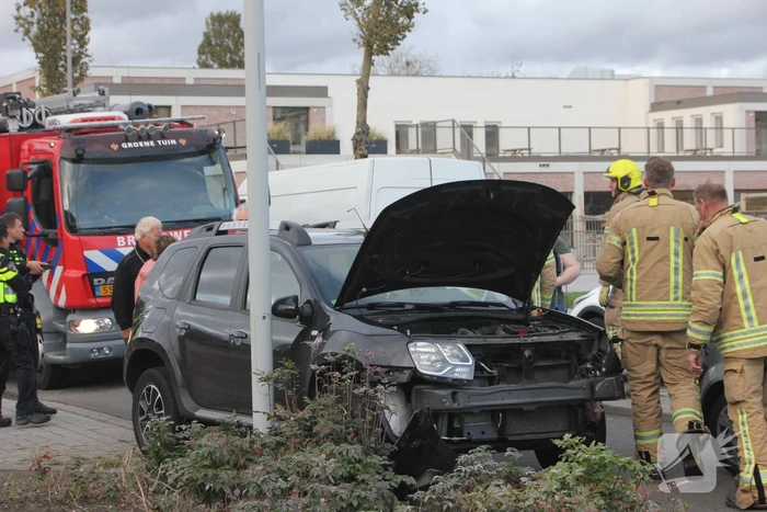 Flinke schade bij botsing tussen twee auto's
