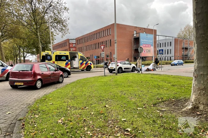 Overstekende scooterrijder botst op auto