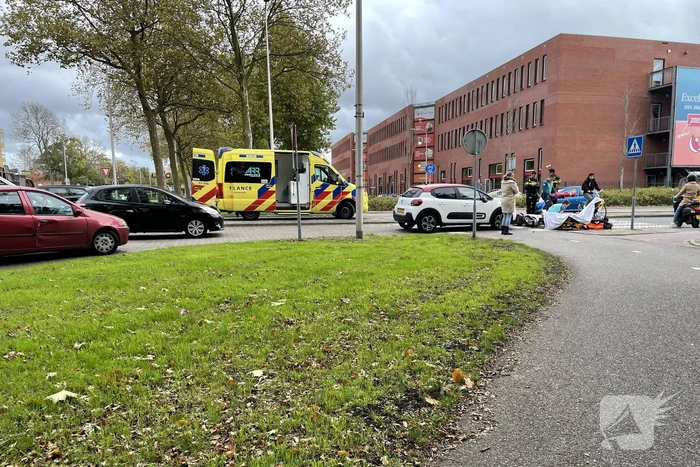 Overstekende scooterrijder botst op auto