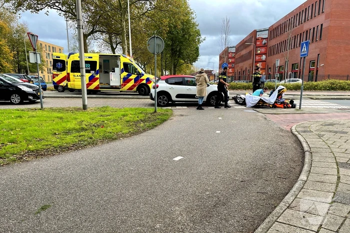 Overstekende scooterrijder botst op auto