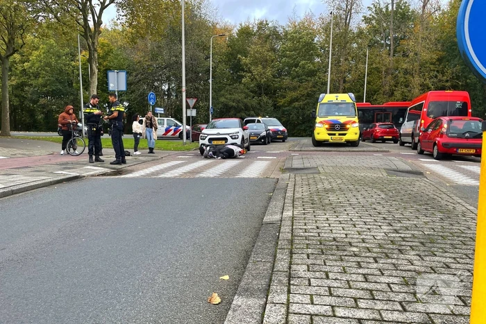Overstekende scooterrijder botst op auto