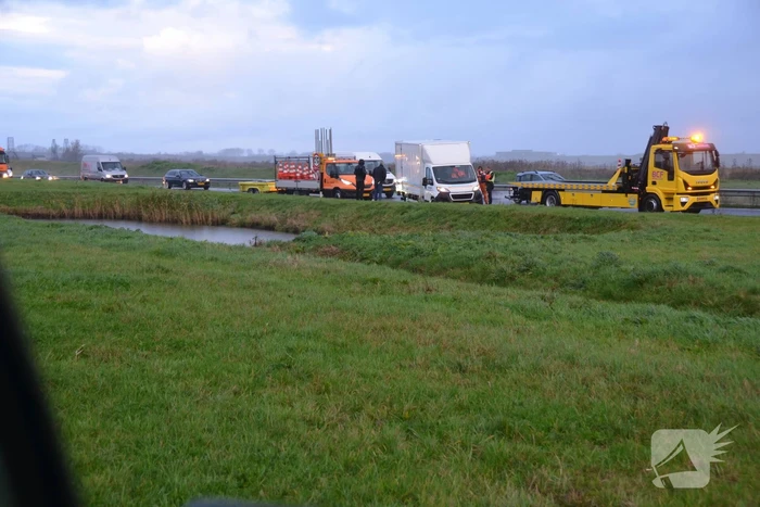 Bakwagen raakt van de weg