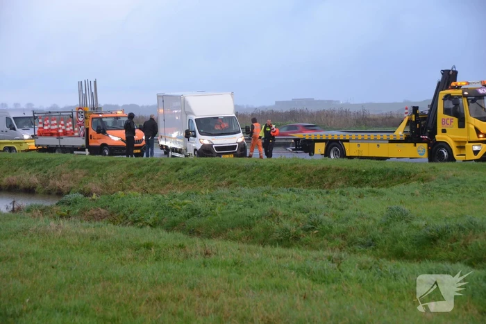 Bakwagen raakt van de weg