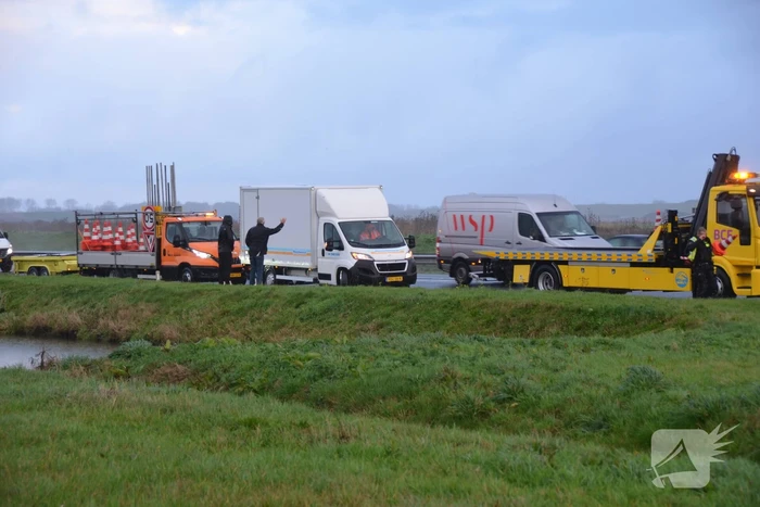 Bakwagen raakt van de weg