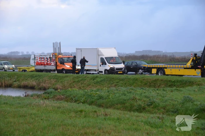 Bakwagen raakt van de weg