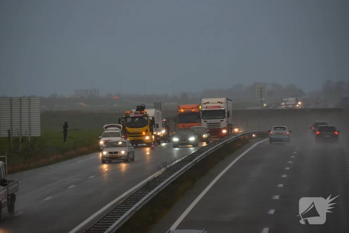 Bakwagen raakt van de weg
