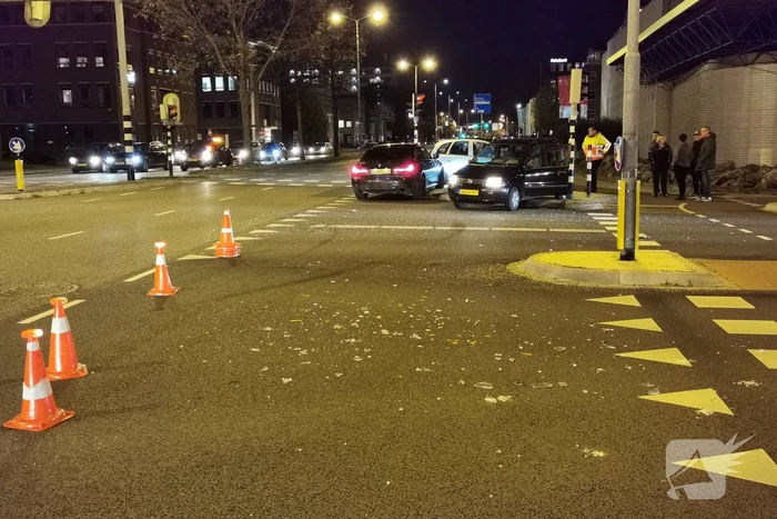 Lijnbus botst met personenauto