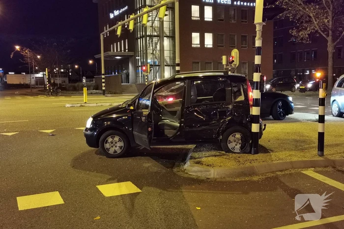 Lijnbus botst met personenauto