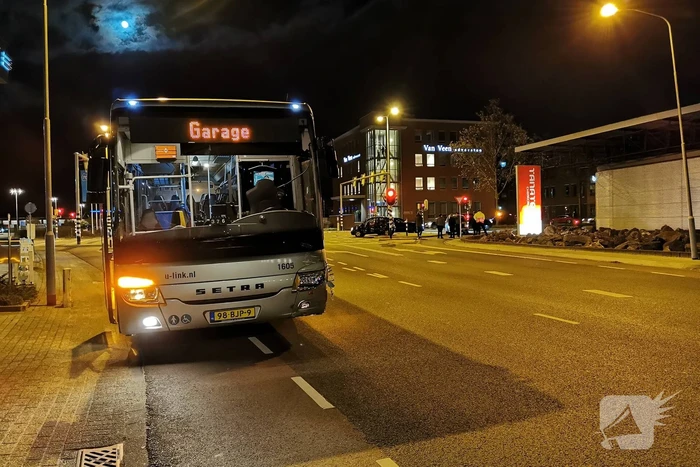 Lijnbus botst met personenauto