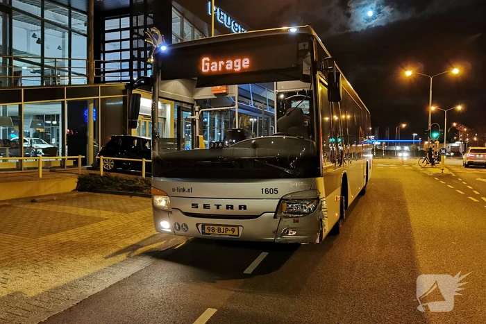 Lijnbus botst met personenauto