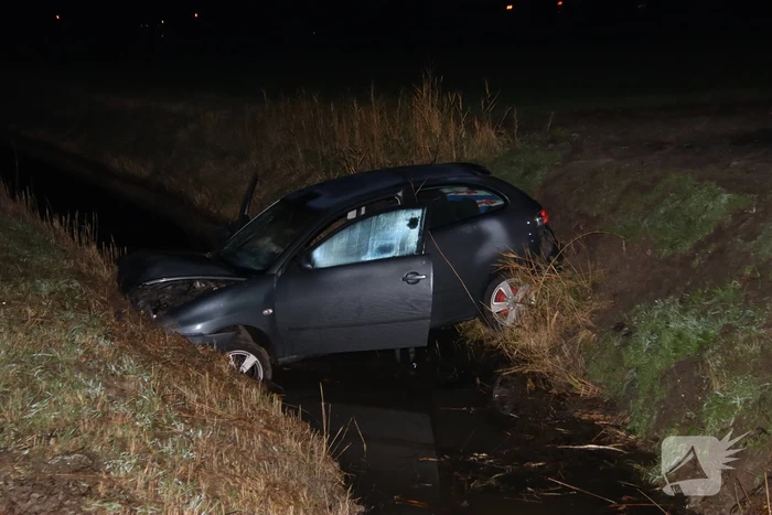 Auto belandt in sloot