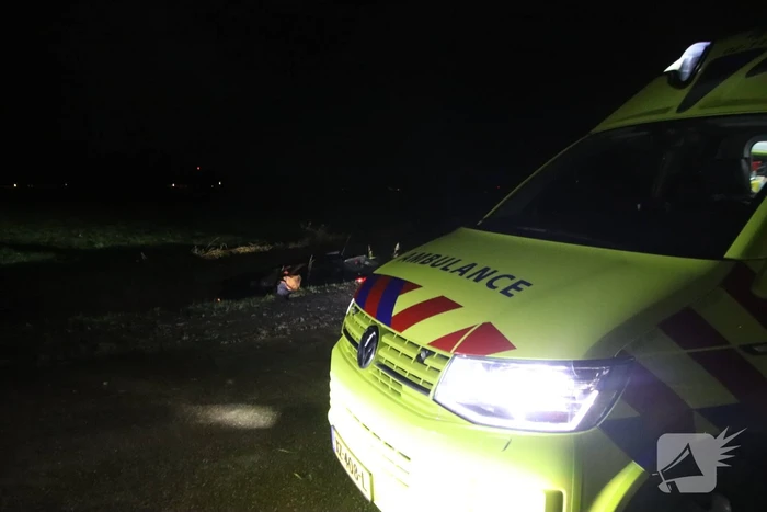 Auto belandt in sloot
