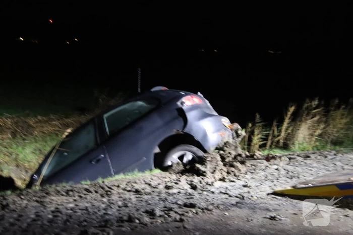 Auto belandt in sloot