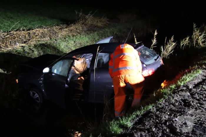 Auto belandt in sloot