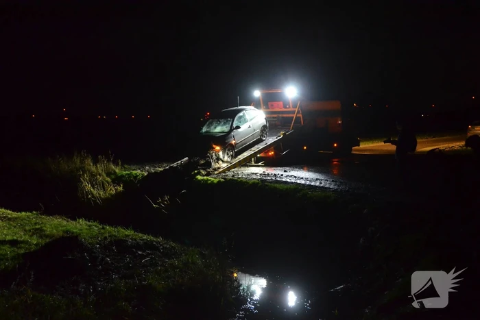 Auto belandt in sloot